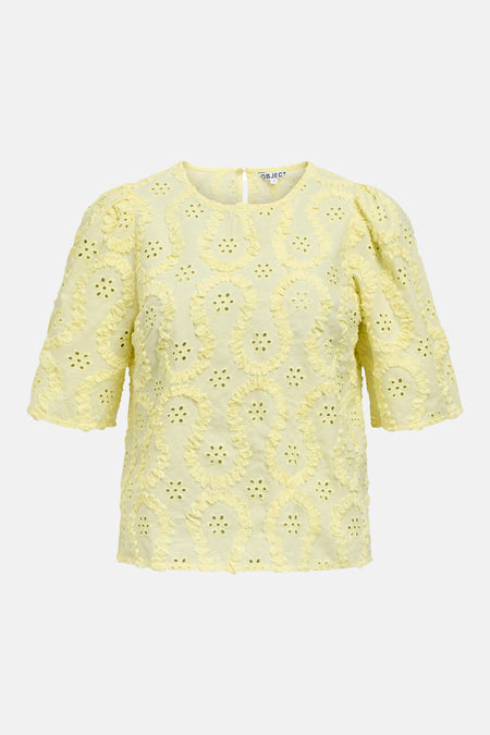 Gele blouse met korte mouwen van OBJECT, met broderie anglaise bloemenpatroon en ruches.