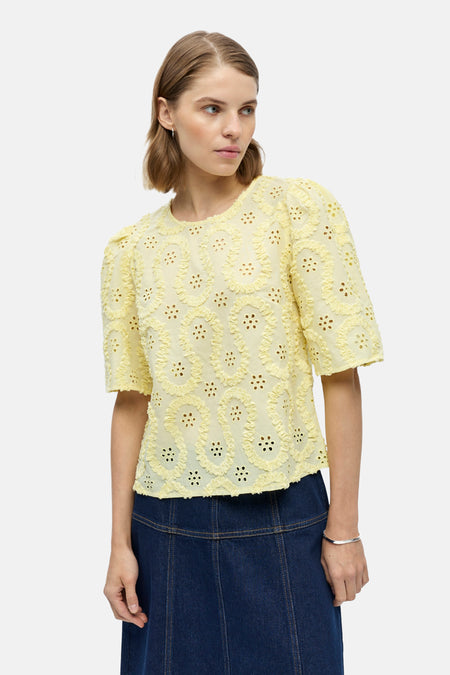 Gele blouse met korte pofmouwen van OBJECT, met broderiepatroon en ruffles, gedragen met een donkerblauwe denim rok.