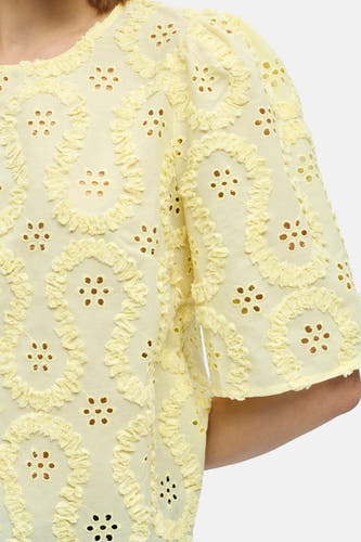 Gele blouse met korte mouwen van OBJECT, met broderie anglaise en bloemvormige patronen met ruches.