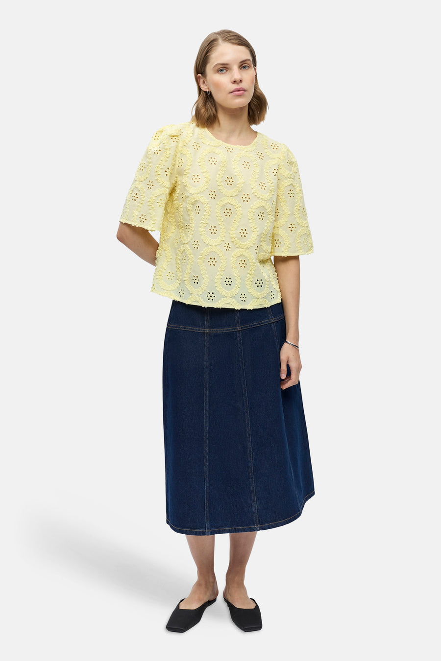 Gele blouse met korte mouwen van OBJECT, met opengewerkt broderiepatroon en pofmouwen.