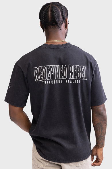 Zwart T-shirt met korte mouwen van REDEFINED REBEL, met tekstprint op de rug, gedragen met een gouden ketting.