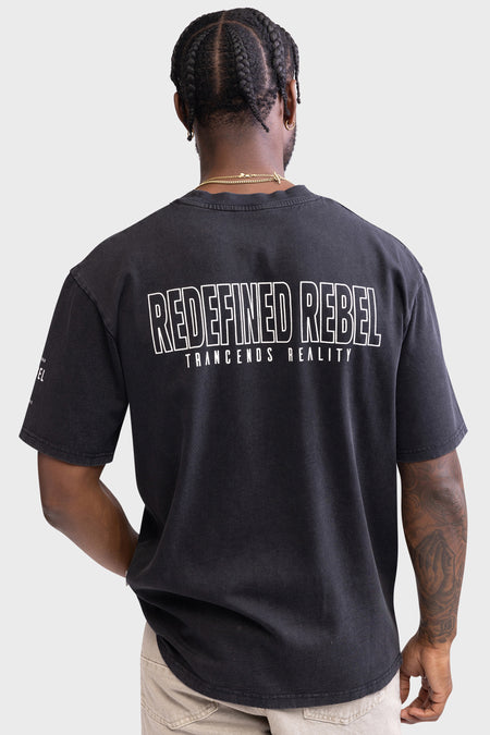 Zwart T-shirt met korte mouwen van REDEFINED REBEL, met tekstprint op de rug, gedragen met een gouden ketting.