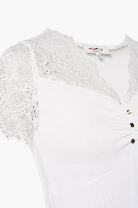 T-shirt blanc à manches courtes de Morgan De Toi avec détails en dentelle aux épaules et boutons sur la poitrine, vue en gros plan