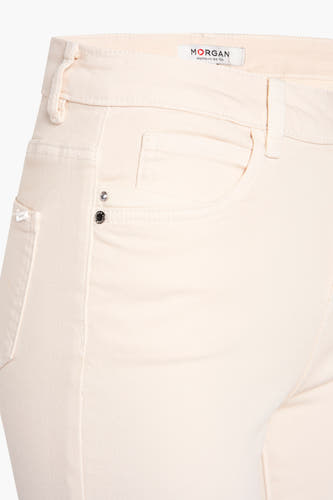Ecru kleurbroek van Morgan De Toi, met steekzak en twee zilverkleurige studs.