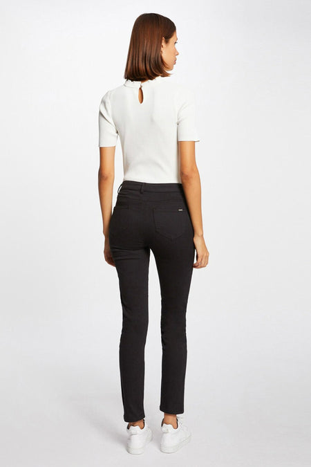 Pantalon noir à 5 poches de Morgan De Toi, coupe ajustée, vue arrière, avec haut blanc et baskets