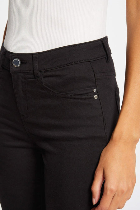 Pantalon noir à 5 poches de Morgan De Toi, coupe ajustée avec boutons argentés et taille en côte blanche, gros plan avant