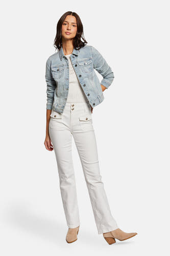 Jean de l Morgan denim bleu clair de Morgan De Toi, avec fermeture à boutons et poches, associé à un pantalon blanc et des bottines en cuir de mouton.