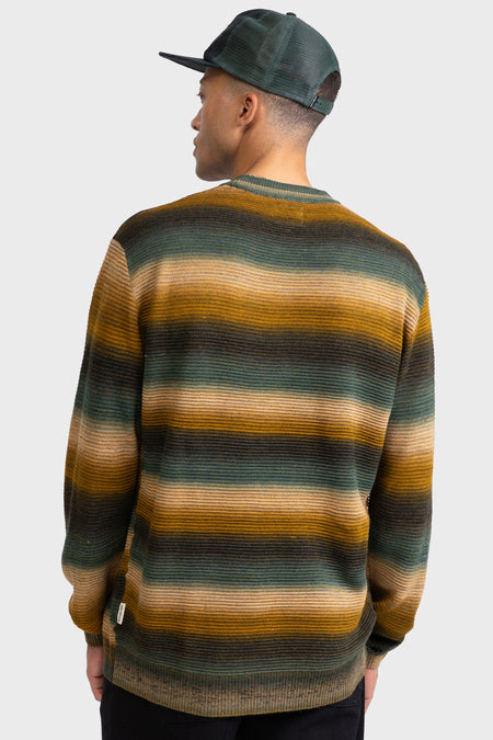 Pull marron avec col rond de REDEFINED REBEL, avec des rayures horizontales en marron, vert et jaune.