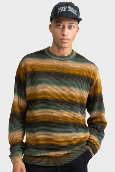Pull-over marron avec col rond de REDEFINED REBEL, à rayures dans des tons terreux.