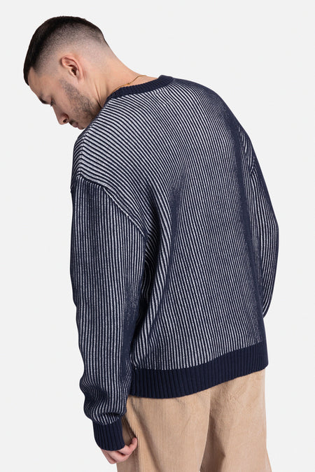 Blauwe trui met ronde hals van REDEFINED REBEL, met verticale strepen en een ribgebreide boord.
