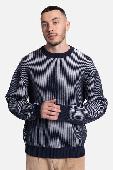 T-shirt bleu avec col rond de REDEFINED REBEL, avec des rayures verticales et un bord côtelé.