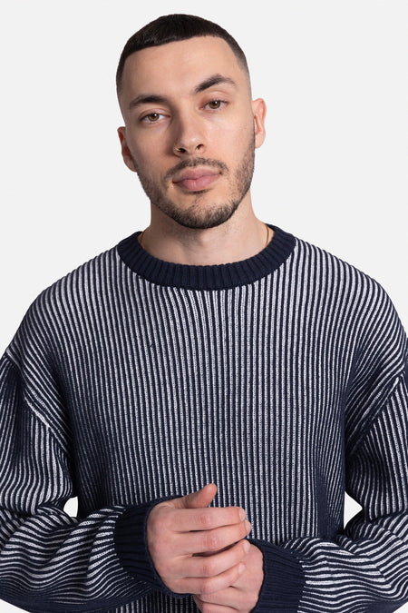 T-shirt bleu avec col rond de REDEFINED REBEL, motif rayé et manches longues.