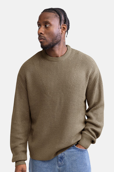 Beige trui met ronde hals van REDEFINED REBEL, met ribgebreide textuur en lichtblauwe jeans.

