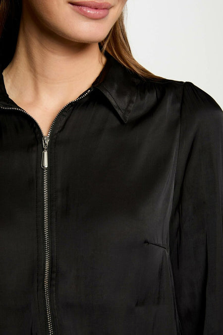 Chemise noire satinée à manches longues de Morgan De Toi avec fermeture éclair et poche, gros plan sur la poitrine et le cou