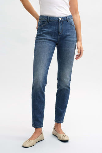 Jean slim en denim bleu marine d'OPUS, avec poche arrière et patch blanc sur la ceinture, vue arrière.