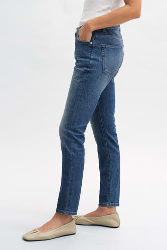Jean slim fit en denim bleu marine d'OPUS, avec poche et ballerines beige.