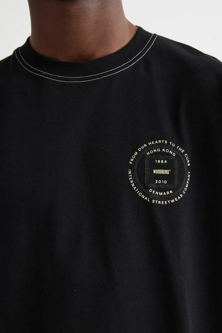 Zwart T-shirt van WOODBIRD, met ronde hals en grafische print op de borst.
