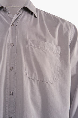 Grijs hemd met lange mouwen van WOODBIRD, met knoopsluiting en borstzakdetail.
