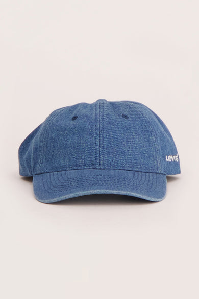 Blauwe pet van Levi's® Accessories, effen denimstof met het merklogo aan de zijkant.
