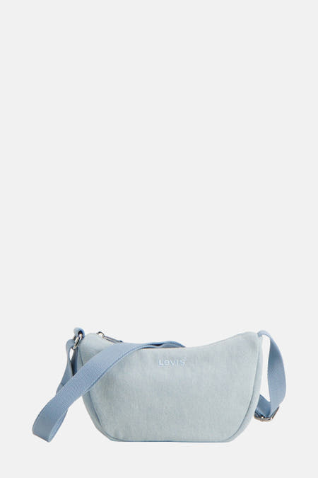 Sac à main en denim bleu clair de Levi's avec une bandoulière ajustable et des accents argentés.