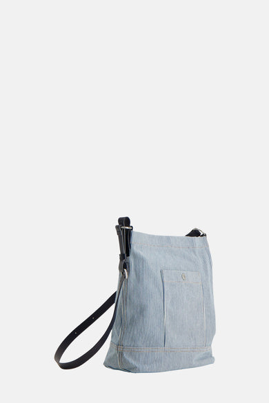 Blauwe gestreepte handtas van Levi's® Accessories, met een buitenzak en een zwarte band.
