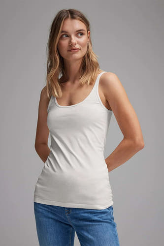 Blouse blanche avec des bandes de spaghetti d'OPUS, vue de derrière, associée à un jean.