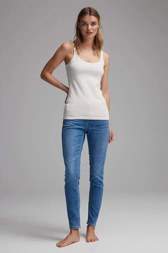 T-shirt blanc OPUS porté avec des jeans bleus sur un fond gris.