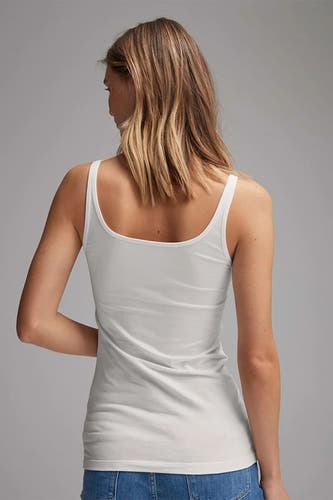 Witte top met spaghettibandjes van OPUS, gezien van achteren, gecombineerd met een jeans.
