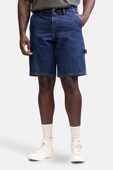 Short de denim bleu marine de REDEFINED REBEL avec poches et une boucle d'outils, gros plan.