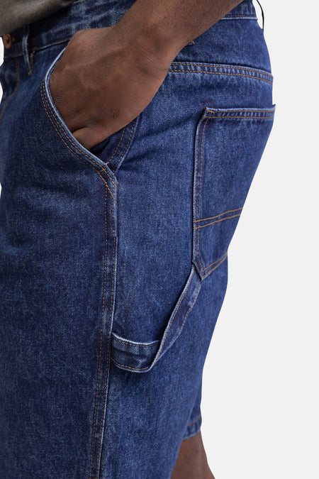 Donkerblauwe denim short van REDEFINED REBEL met zakken en een gereedschapslus, close-up.