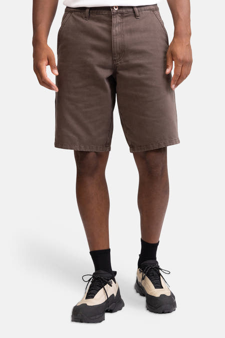 Bruine jeansshort met rechte pasvorm van REDEFINED REBEL, gedragen met wit shirt en beige sneakers, front view