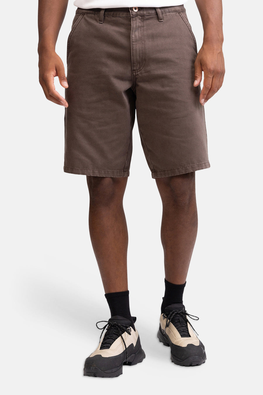 Bruine jeansshort met rechte pasvorm van REDEFINED REBEL, gedragen met wit shirt en beige sneakers, front view