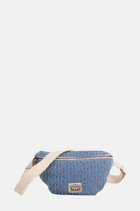Blauwe handtas van Levi's Accessories, met geweven textuur en crèmekleurige band.
