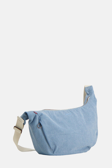 Lichtblauwe denim handtas van Levi's® Accessories, met witte schouderband en zilverkleurige ritssluiting.