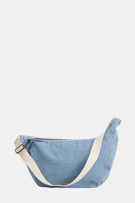 Lichtblauwe denim handtas van Levi's, met een witte schouderband en een zilverkleurige ritssluiting.