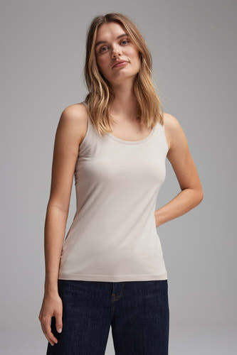 T-shirt tank beige OPUS, porté avec des jeans noirs.