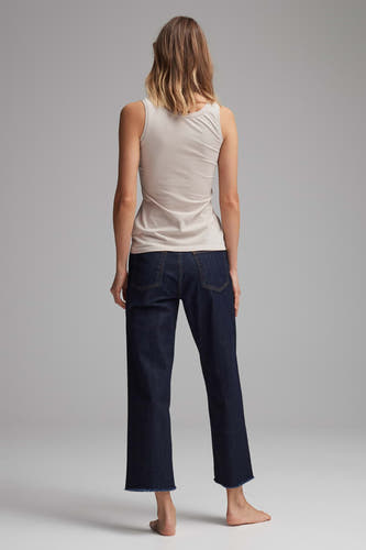 T-shirt tank top beige OPUS, dos, porté avec un jeans jeans avec des jambes larges.