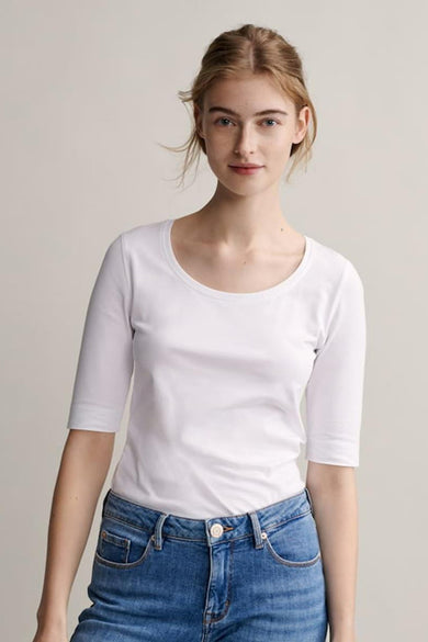 Wit T-shirt met korte mouwen van OPUS, gedragen met een blauwe jeans.
