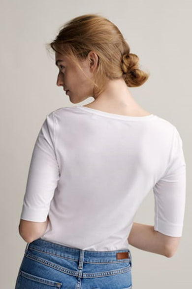 Witte top met korte mouwen van OPUS, met een ronde hals en gecombineerd met een blauwe jeans.
