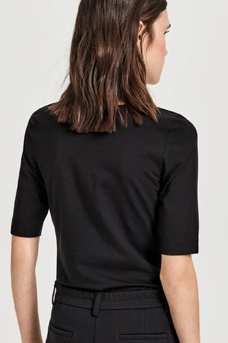 T-shirt noir à manches courtes d'OPUS, vue arrière, associé à un pantalon noir.