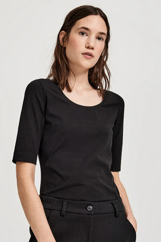 T-shirt noir à manches courtes d'OPUS, avec un col rond et porté avec un pantalon noir.