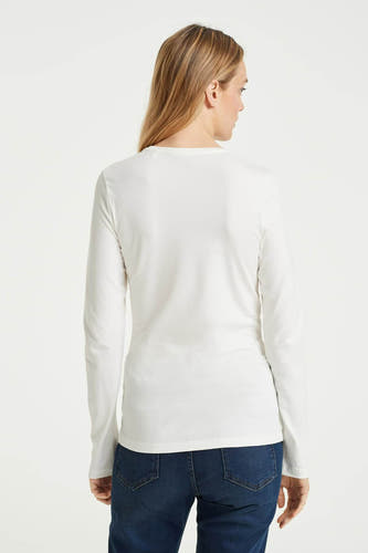 T-shirt blanc à manches longues d'OPUS, porté avec un jean bleu marine, dos.