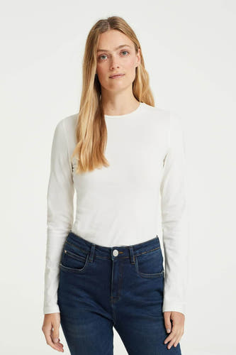 T-shirt blanc à manches longues d'OPUS, porté avec un jean bleu marine.