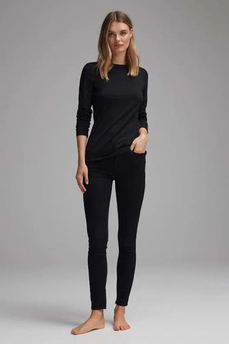T-shirt noir à manches longues d'OPUS, porté avec des jeans noirs, debout.