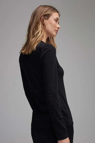Zwart T-shirt met lange mouwen van OPUS, gedragen met zwarte broek, in zij-aanzicht.
