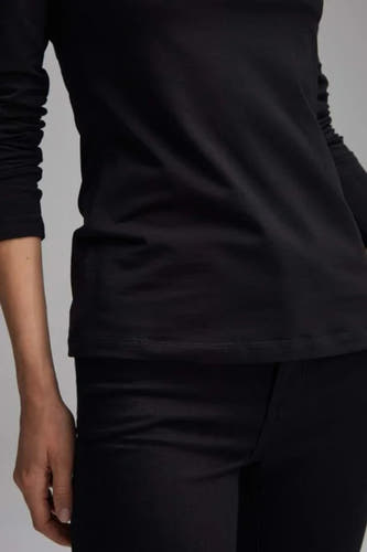 T-shirt noir à manches longues d'OPUS, associé à un pantalon noir.