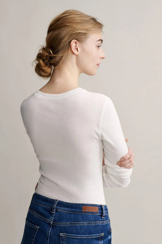 T-shirt blanc à manches longues d'OPUS, dos visible, associé à des jeans bleu marine.