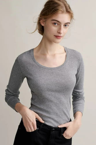 T-shirt gris à manches longues d'OPUS, vu porté en arrière avec un pantalon noir.