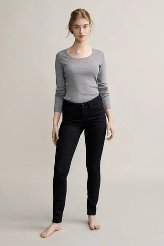 T-shirt gris à manches longues d'OPUS, porté avec un jeans noir et des pieds nus.