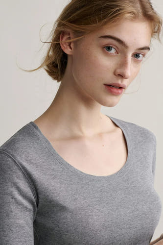 T-shirt gris à manches longues d'OPUS, porté par un modèle féminin.